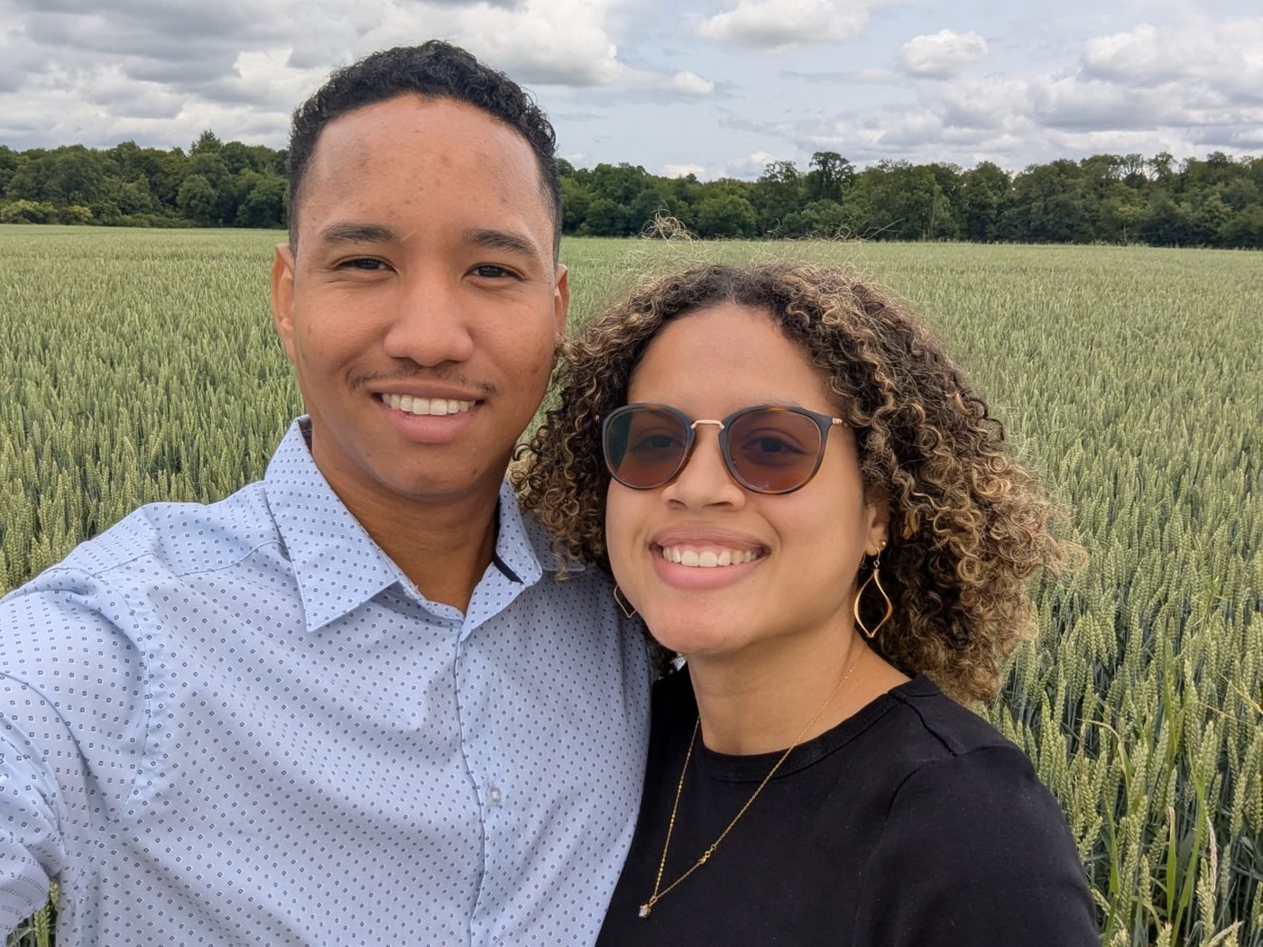 Océane et Marvin dans un champ de blé